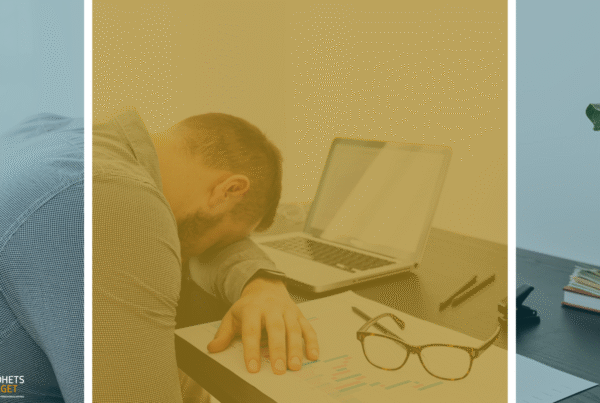 Uttröttad man vid skrivbordet.